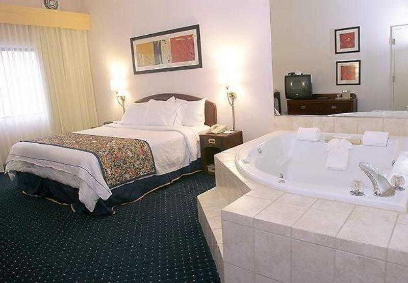คอร์ทยาร์ด ดีทรอยต์ ยูทิกา Hotel ยูติกา ภายนอก รูปภาพ
